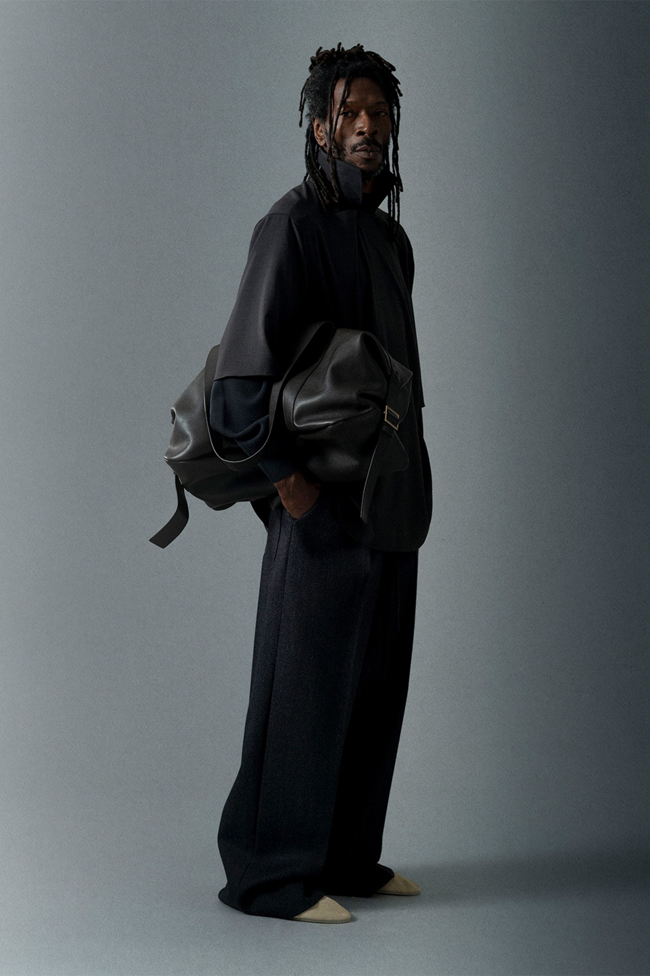 Fear of God 2026秋冬继续深化品牌标志性的极简街头美学：宽松西装、结构大衣、长裤与中性色调构建出安静而克制的现代衣橱。沙色、灰色与深黑形成柔和色谱，大廓形比例让服装在身体周围形成自然空间。设计师通过极简设计语言将街头文化提升至高级时装层面，使系列既具有精神性，也兼具实穿功能-顽石频道趋势研究